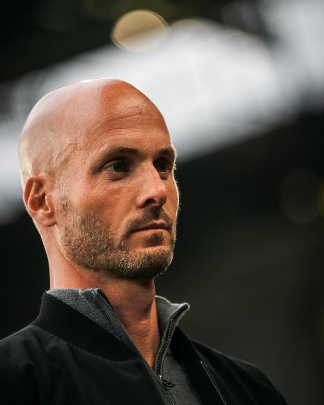 官方：沃尔夫斯堡主帅西蒙尼斯下课；带队10轮联赛距降级区1分