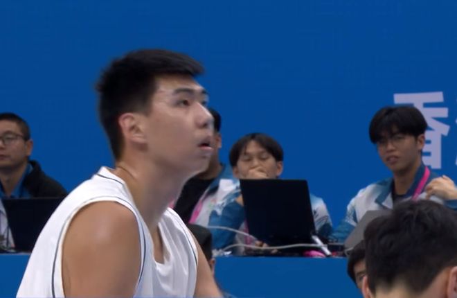 被隔扣！罰球4中1，被鄭永剛棄用，廣東隊2米26中鋒被高估瞭？