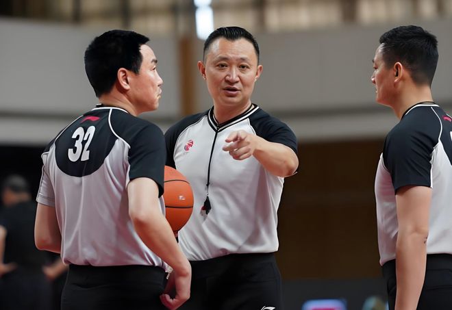 廣東隊奪冠！遼寧球迷：第二節，閆軍2次吹罰，影響瞭比賽走向