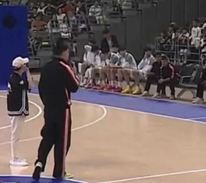 廣東球迷嘉年華！現場喊冠軍口號，崔永熙+3外領球衣，奎因送暴扣