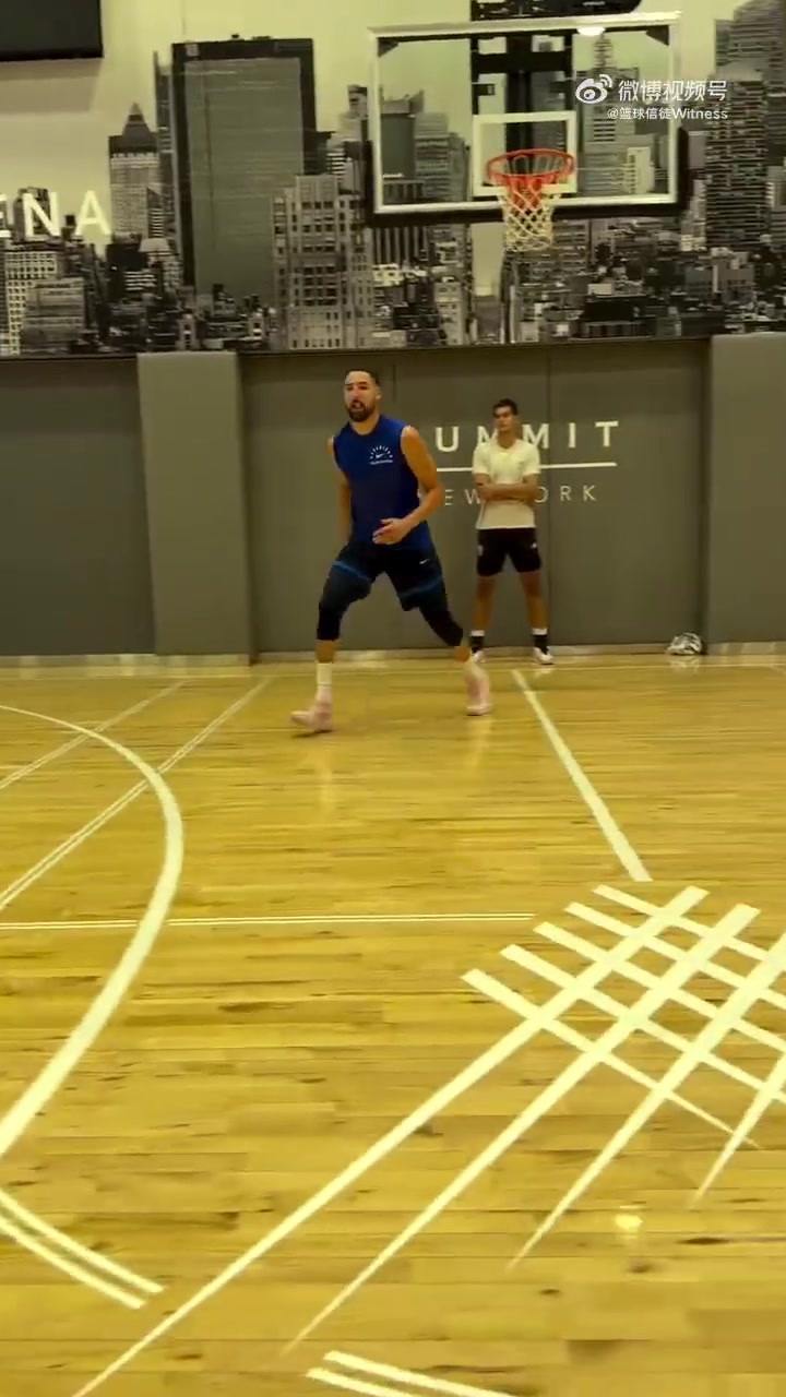 这个造型显得年轻多了克莱在纽约最新个人训练