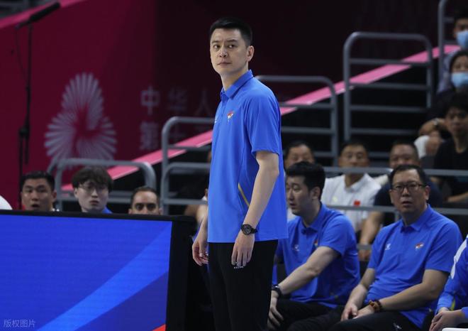 遼寧男籃走向衰敗瞭？新賽季沖冠徹底沒戲，楊鳴：先進季後賽吧！