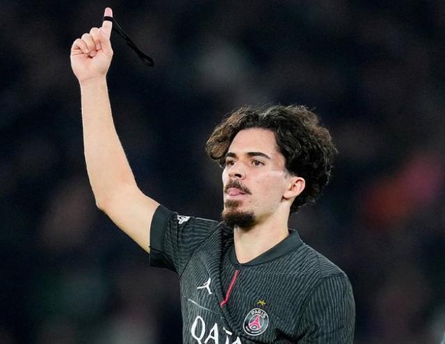 创纪录，巴黎成欧冠唯一后卫、中场、前锋都有球员戴帽的球队