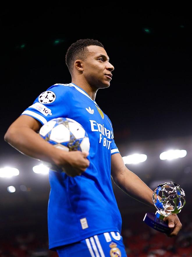 姆巴佩晒手拿全场MVP奖杯和比赛用球照片：团结一致✊