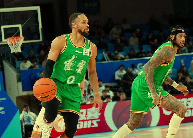 傑隆佈朗轟10+3！威爾斯6分,莫蘭德奧利弗各兩分,遼籃領先廣州2分