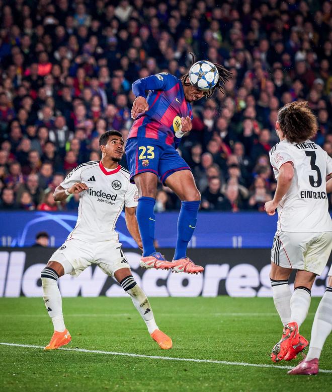 欧冠：巴萨铁卫三分钟完成救赎：梅开二度助巴萨逆转