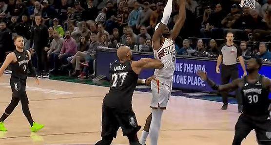 惡劣！戈貝爾被馬威一級惡犯打眼睛 重擊後者腰部二級惡犯被驅逐