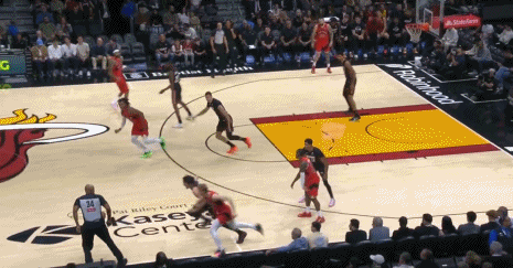 硬漢，熱火隊約維奇僅登場12秒便摔傷胳膊，隨後戴上夾板微笑離場